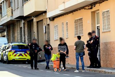 Desallotgen set habitatges del carrer de Josep Carner del Vendrell ocupats il·legalment des del 2024. Ajuntament del Vendrell